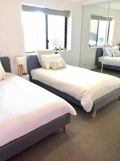 Сasa de vacaciones Modern Beach Home With Large Private Gardens Sunrise Beach