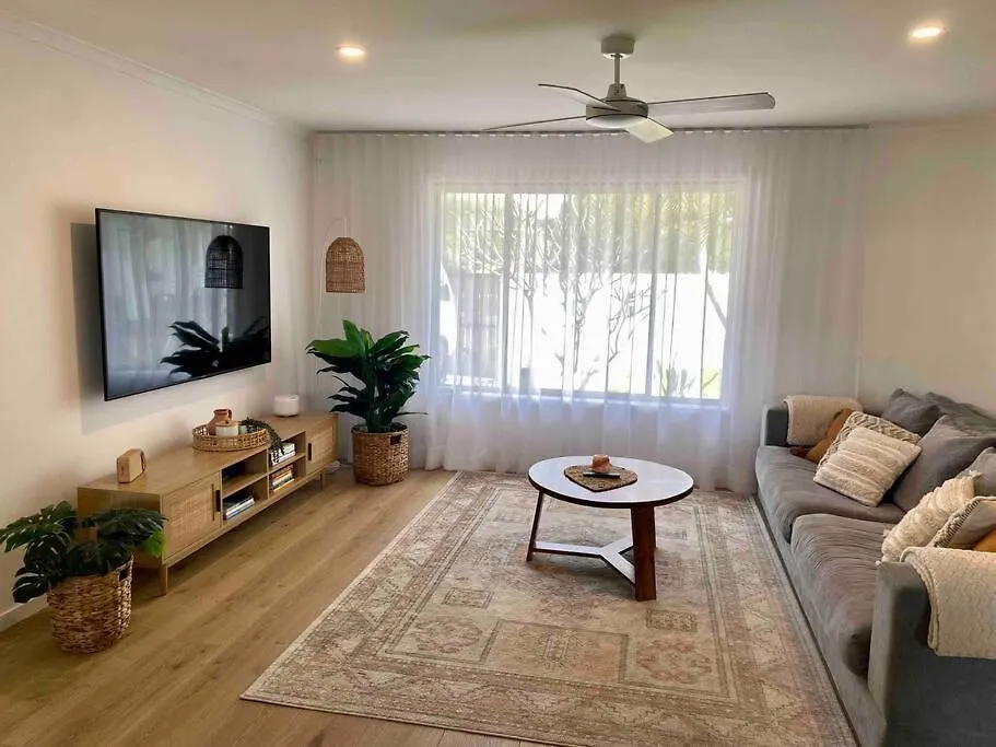 Modern Beach Home With Large Private Gardens Sunrise Beach Сasa de vacaciones